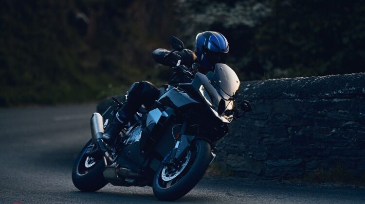 Nova BMW M 1000 XR, uma moto para viajar a quase 300 km/h