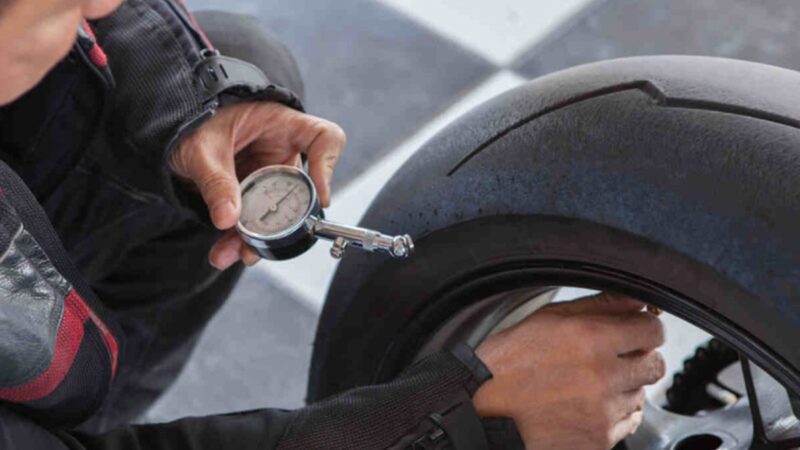 A calibragem correta dos pneus é de suma importância para a saúde da moto