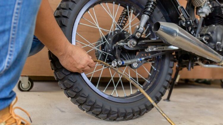 Calibragem correta dos pneus da moto: dicas para manter em dia