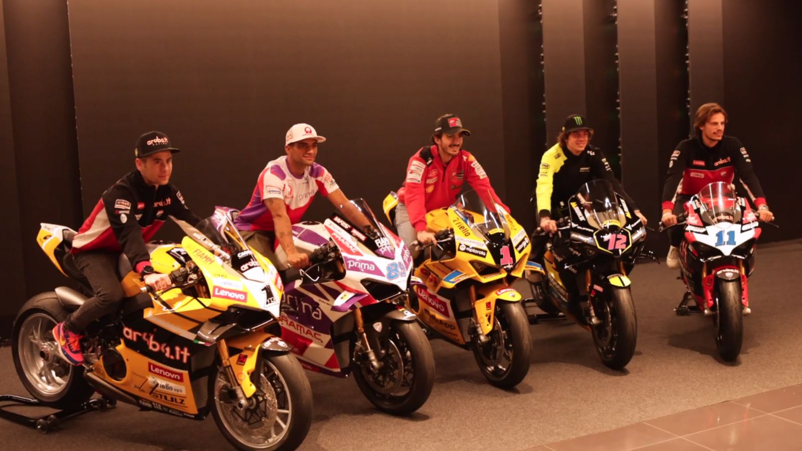 Pilotos com suas Ducati durante evento em Bolonha