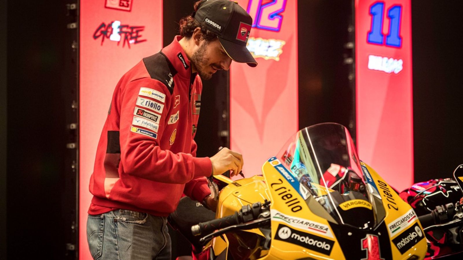 Francesco Bagnaia autografa moto em comemoração ao seu título de 2023