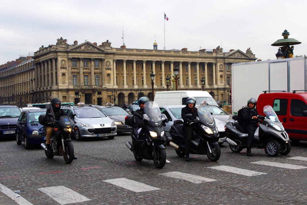 Só motos elétricas? Paris quer restringir uso de motos a gasolina
