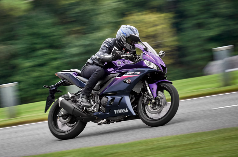 r3 roxa é uma moto esportivada Yamaha