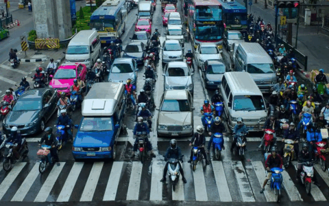 Pode andar de moto no corredor? Veja o que diz a lei e como fazer com segurança