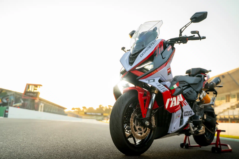 Scooter mais forte do mundo? Modelo de 700 cc passa dos 200 km/h e parece uma superesportiva