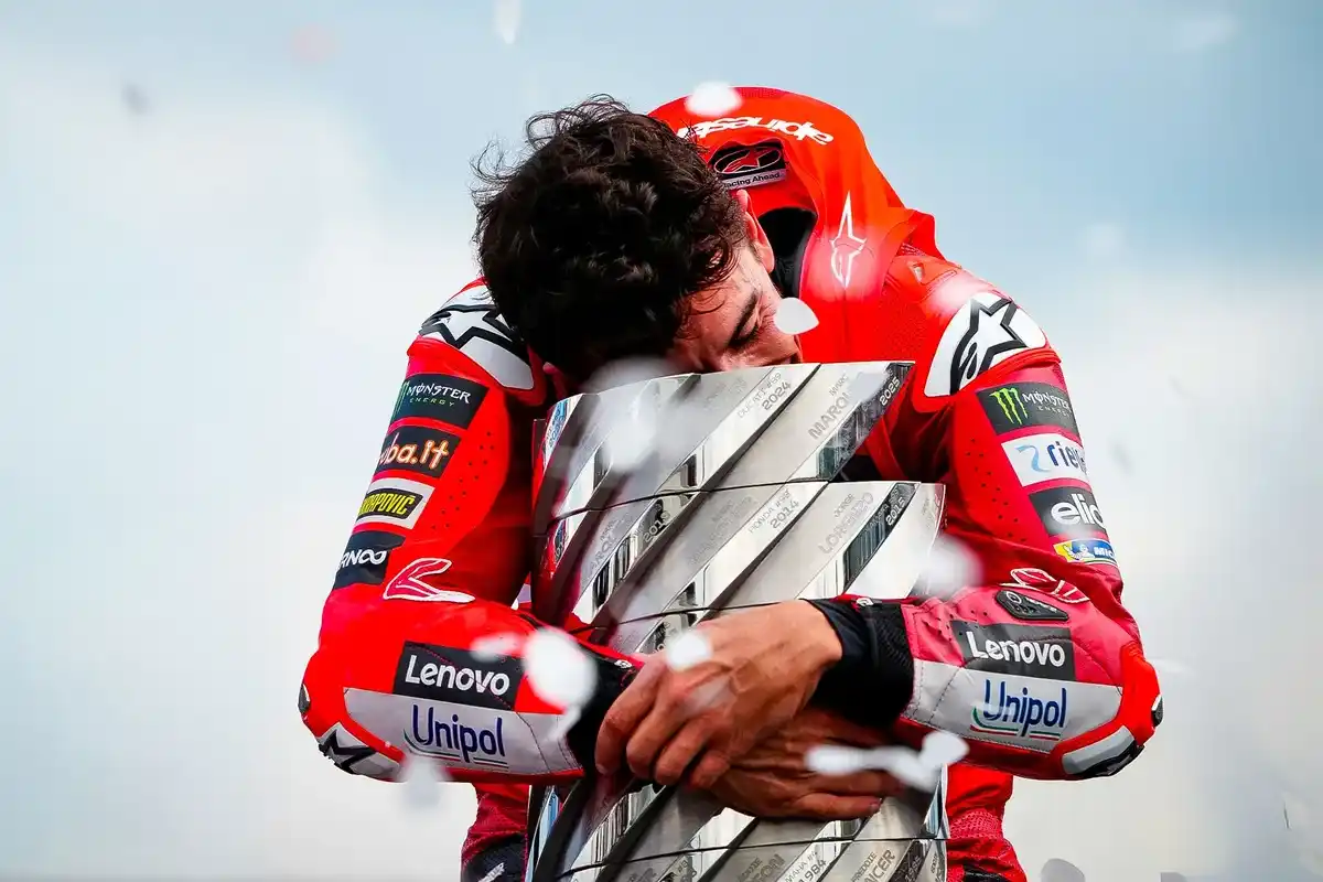 Marc Márquez conquista seu 9º título na MotoGP – e alcança Valentino Rossi!