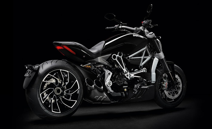 Moto modelo Ducati Diavel
