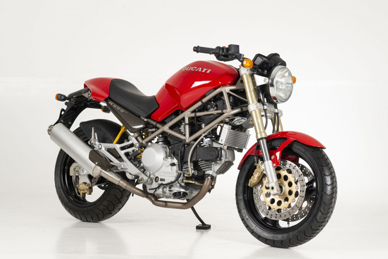 Moto modelo Ducati Monster 900cc