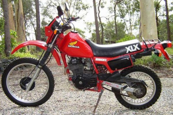 Moto modelo Honda XLX 250 R
