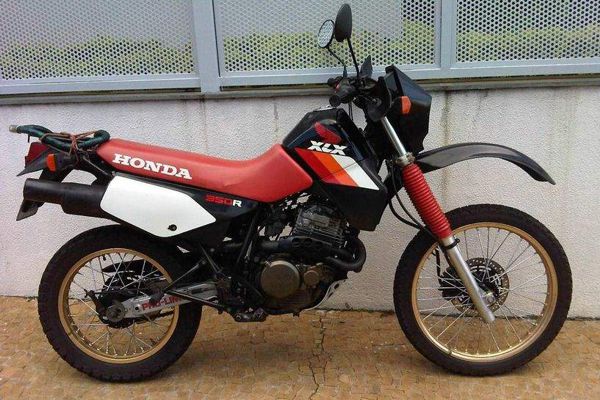 Moto modelo Honda XLX 350 R