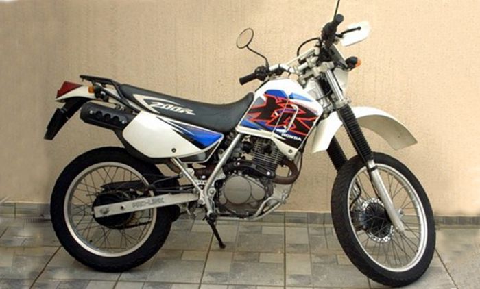 Moto modelo Honda XR 200 R
