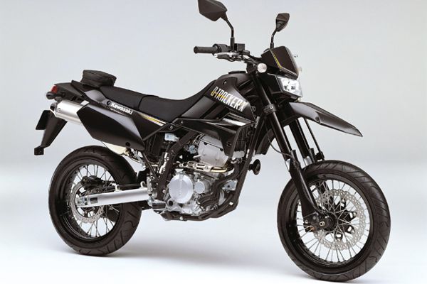 Moto modelo Kawasaki D tracker X