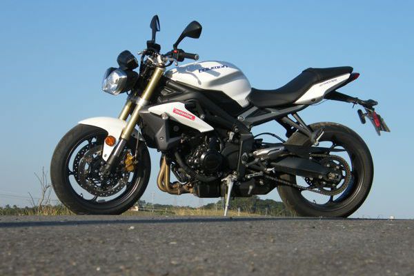 Moto modelo Triumph Street Triple 675