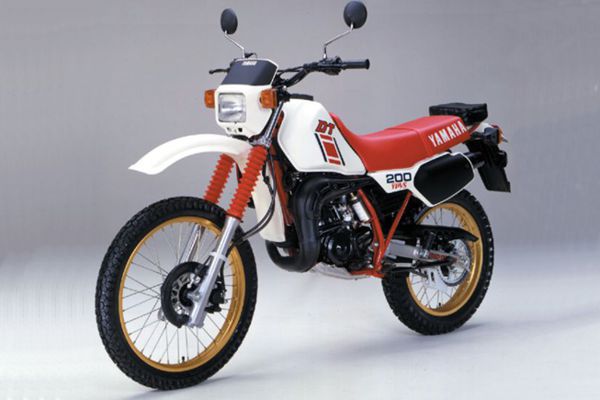 Moto modelo Yamaha DT 200