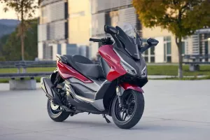 capa noticia Logo chega: o que mudou no scooter Honda Forza 350 para 2023