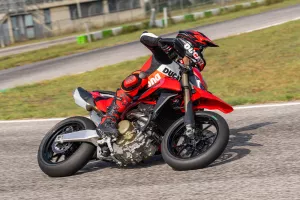 capa noticia Ducati Hypermotard 698: moto de 1 cilindro com potência de MT 07