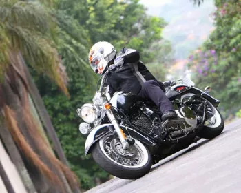 ESTILO RETRÔ
     Modelo da linha Softail, a Harley-Davidson Deluxe está equipada com
