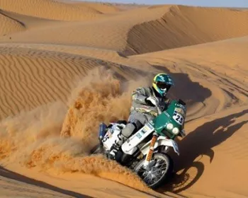 Jean Azevedo realiza últimos ajustes na moto antes do Rally Dakar