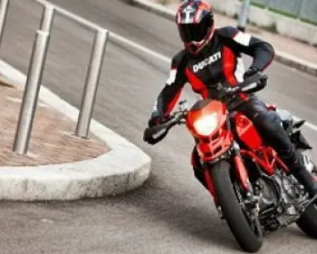 Ducati Hypermotard 796 e a Ducati Monster 1100 S em promoção