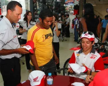 Pilotos Honda encontram público em sessões de autógrafos em Salvador (BA)