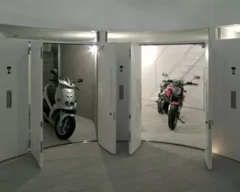 Um prédio só para motociclistas…com motos!