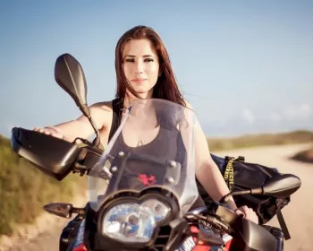 Uma garota e sua moto na estrada