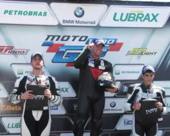 Vencedores do Moto 1000 GP em Santa Cruz do Sul recebem capacetes de competição