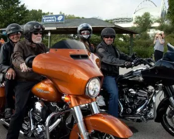 Desfile da Harley-Davidson em Milwaukee reúne sete mil motos