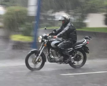 Com chuva muda tudo: o piso, a moto, você!