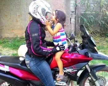 Debaixo do capacete pode ter uma mãe de família; respeite os motociclistas
