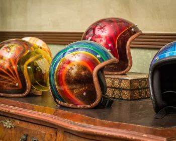 Artista curitibano cria linha de capacetes customizados