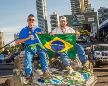 Bandeira brasileira tremula no pódio do Dakar 2016