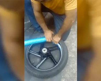 Macarrão de piscina em pneu de moto. Perigo ou vantagem?