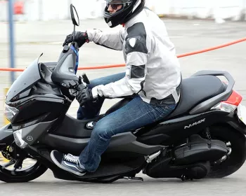Fazer curva de scooter ou moto: medo de inclinar? [video]
