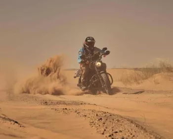 Harley-Davidson 883 encara viagem pelo deserto do Marrocos
