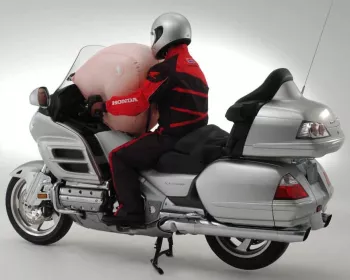Honda trabalha em novo airbag para motos