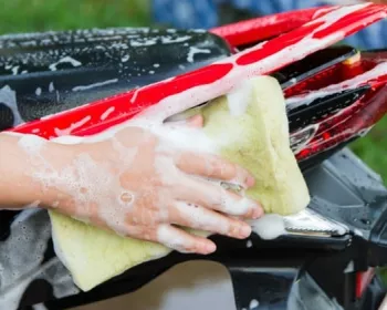 Confira 6 dicas para lavar a moto em casa