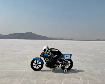 Yamaha RD 400 atinge novo top speed em corrida no deserto
