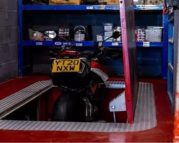 ‘Garagem retrátil’ foi criada para evitar roubo de moto