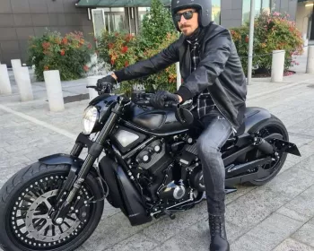Golaço! Conheça a nova (e humilde) moto de Ibrahimović