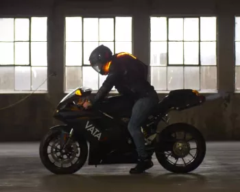 Vata7 X-1: novo capacete de moto tem luzes, setas e LEDs