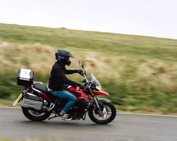Lançamento: moto pequena para viajar está pronta para estrada