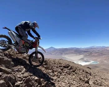 De moto! Motociclista sobe o vulcão mais alto da América Latina