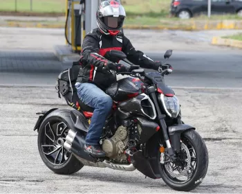 Flagra! Ducati usa motor V4 em outra moto clássica da marca