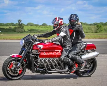 Dois caras numa moto: novo recorde mundial de velocidade!