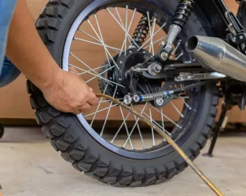 Calibragem correta dos pneus da moto: dicas para manter em dia
