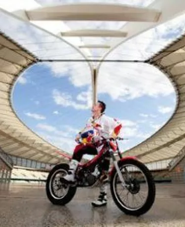 Piloto de moto atravessa arco de estádio palco da partida entre Brasil e Portugal na Copa de 2010