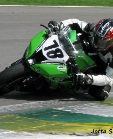 Moto 1000 GP – Alan Douglas no degrau mais alto do pódio