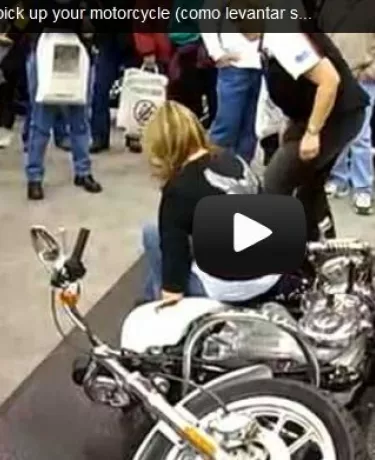 Sua Harley caiu – até uma moça consegue levantar