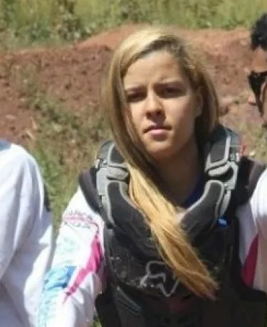 Luana Abreu, a bela entre as feras do motocross